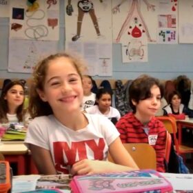 Primo piano di un'alunna della scuola primaria durante una lezione