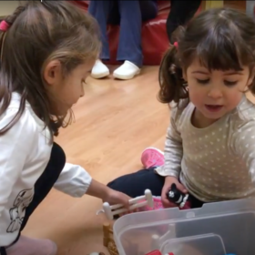 Bambine dell'Infanzia giocano nell'atrio della scuola