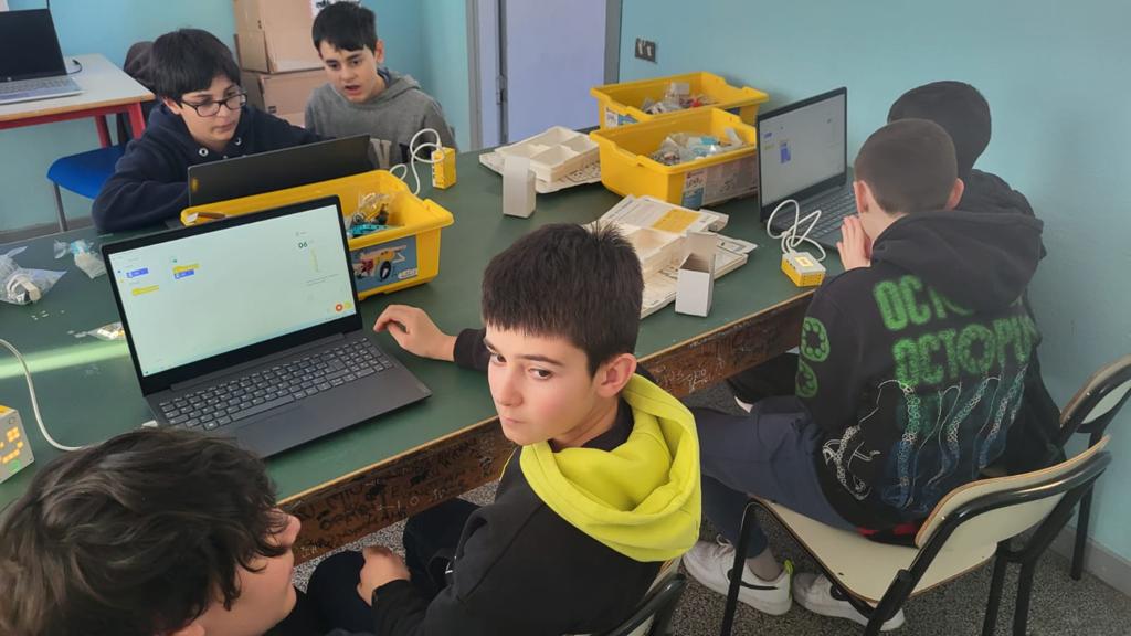 Nel laboratorio di robotica i ragazzi sono impegnati nelle prime attività di coding